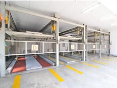 写真：医院ビル内の機械式駐車場